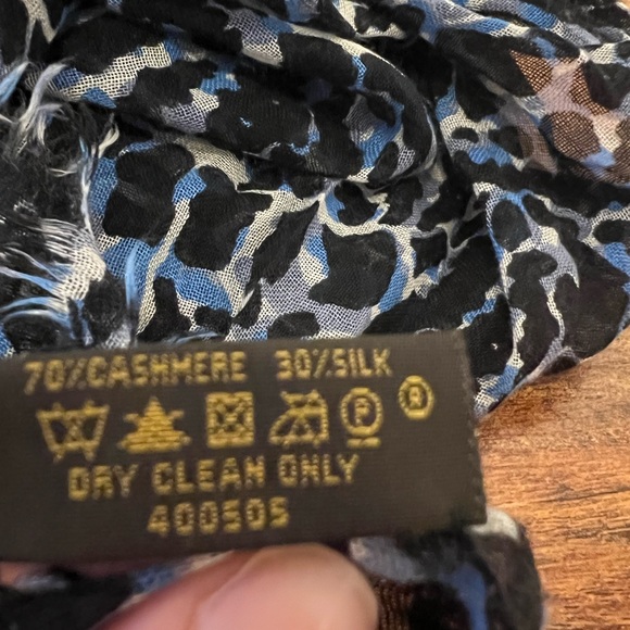 Louis Vuitton scarf AVAILABLE TILL 06/06 - Picture 4 of 4